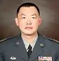 軍常服を着用した陸軍一等士官長（最先任上級曹長に相当）。2013年6月。