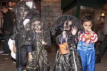 カトリーナに扮した 3 人の子供