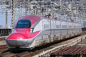E6系で運行の「こまち」（2022年5月 大宮駅）