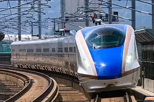 新高岡駅へ進入する「はくたか」（2022年5月）