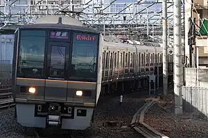 放出駅に入線する207系電車による普通列車(2024年1月)