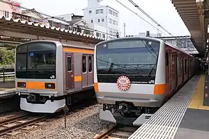 中央線快速の車両左:209系1000番台、右:E233系0番台中央線開業130年記念ラッピング(2019年6月29日 西国分寺駅)