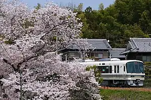 奈良線を走行する221系「みやこ路快速」(2020年4月11日 京都府木津川市山城町付近)
