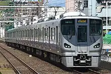 大阪環状線内を4両+4両で運行する関空快速・紀州路快速（225系5000番台）