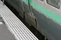 ホームと車体間を埋めるステップを格納した状態