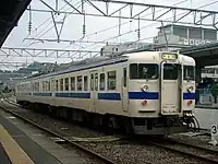 475系電車(上)と車体更新改造した717系電車200番台(下)車体更新車では種車の原形をとどめない。