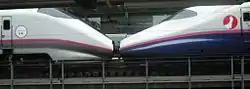 J67編成（右）とE3系R25編成（左）（東京駅）