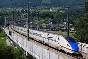 E7系で運行の「あさま」(2020年8月)