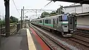 中線に停車中の733系電車(2018年8月)