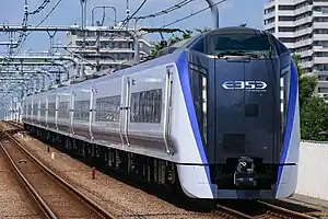 「あずさ」「かいじ」「富士回遊」など中央東線の特急で使用されるE353系(2022年6月 武蔵境駅)