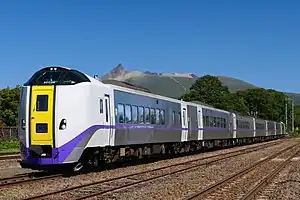 函館本線を走行する特急「北斗」（2022年9月 大沼駅）