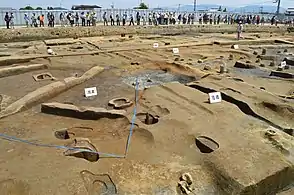 瀬田遺跡（奈良県橿原市）の円形周溝墓画像左奥の円形部から右手前方向へ陸橋が伸びる。