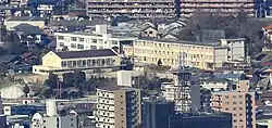海上の森の物見山から望む瀬戸市立道泉小学校、左側に隣接する瀬戸市立本山中学校(2019年1月1日撮影)