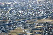 支流朝比奈川の瀬戸川への合流部、左から瀬戸川に架かる静岡県道213号焼津岡部線の入江橋、東海道新幹線の橋梁、朝比奈川に架かる国道150号の橋