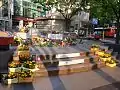 市街地における犠牲者に対する献花。