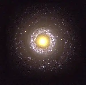 1998年にHSTが撮像した渦巻銀河NGC 7742。