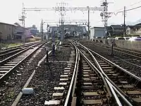 駅東側の踏切から構内を西望。電車は右から南大阪線下り(回送)・南大阪線上り・御所線
