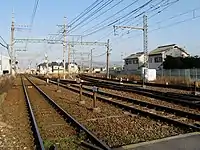同じ踏切から東望。左の複線が南大阪線、右へ急カーブしているのが御所線