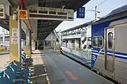 ホーム(右奥が高鉄台南駅)