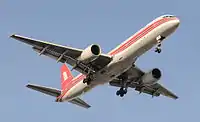 前方斜め下から見上げた757の離陸の様子。降着装置も見える。