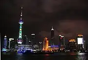 東方明珠電視塔を含む浦東の夜景