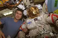 thumbピアース内でオーラン宇宙服を着てポーズをとるシャリポフ