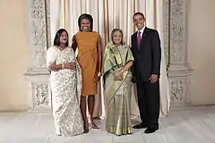 米国のバラク・オバマ大統領、ミシェル・オバマらと。左端は長女のサイマ（英語版）。（2009年9月23日）