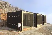 山頂部の慰霊碑の隣に設置された3基のシェルター