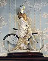 自転車乗りの像。短編小説「孤独な自転車乗り」の関連品として展示されている。