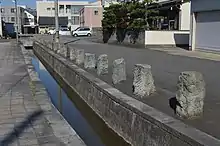 福井県福井市を流れる芝原用水（芝原上水）。石垣に用いられていたり用水脇に設置されているのは笏谷石。（福井市、北緯36度4分6.64秒 東経136度13分49.67秒﻿ / ﻿北緯36.0685111度 東経136.2304639度﻿ / 36.0685111; 136.2304639﻿ (福井市を流れる芝原用水2)）