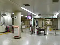 芝公園方面改札口(2011年5月)