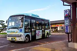 専用塗装の日野・ポンチョ(2017年9月、新発田駅)