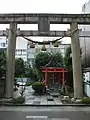 鳥居と境内社・稲荷神社
