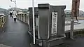 右岸側には竣工時の親柱が残る。