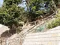 横穴墓の現状。山が背後から削られたため、玄室の奥壁が無くなっている。
