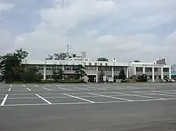 七戸町役場本庁舎(2009年(平成21年)8月撮影)