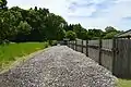 石敷道路正面に正門、左に沼地（大量の木製品が出土）。