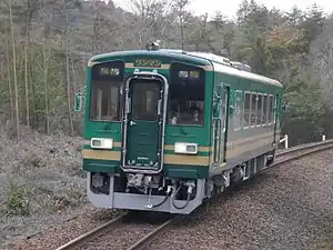 紫香楽宮跡駅に進入するSKR500形気動車