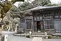 指月殿（左奥に源頼家墓）