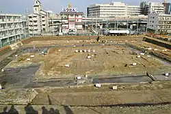 奈良県橿原市四条古墳群の遺構検出面（四条1号墳の周溝検出状況。墳丘部分は後世に削平され、平らになっている）。