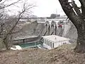 ダム堤体と四十四田発電所（2010年3月）