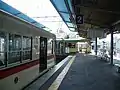 1・2番ホームから東を望む。左手奥が山陽そば、正面の鉄柵がある所がかつての東口（2006年4月）