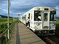 先頭部以外がホームからはみ出た状態でドアカットする富良野行列車（2006年8月）