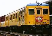 キハ20形2011の島鉄ハッピートレイン色。島原駅、2001年。