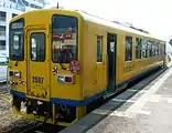 主力車両のキハ2500形気動車。画像の急行列車は「急行しまばら号」と書かれたヘッドマークを掲げている。（2008年1月6日）