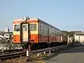 キハ20形2013・2016（国鉄色）。南島原駅、2006年12月10日。