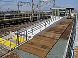 駅舎前に敷き詰められた木枕木