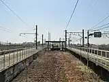 片面ホームを島式に配置した駅構内
