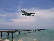 下地島空港へ着陸するジェット機