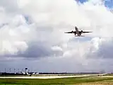 滑走路17(R/W17)北西側からみた空港内(2003年)